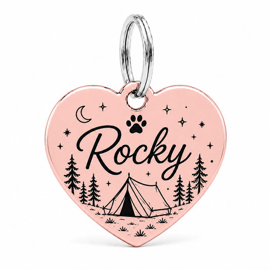 Hartvormige rosé gouden hondenpenning met camping-ontwerp, gegraveerd met naam