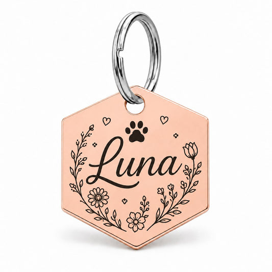 Rosé gouden hexagon hondenpenning met bloemen, gegraveerd met naam