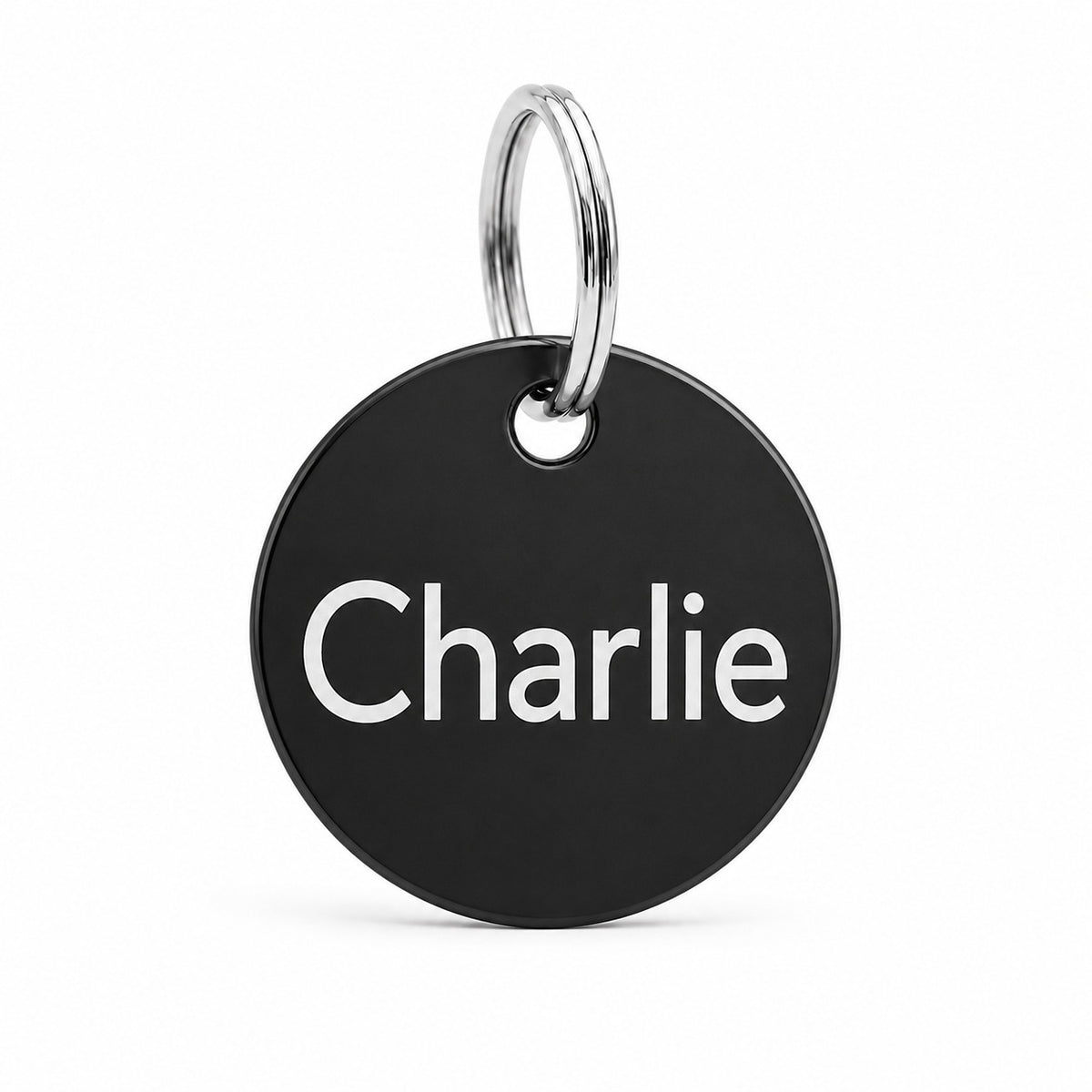 Zwarte ronde hondenpenning met naam, gegraveerd met de hondennaam Charlie